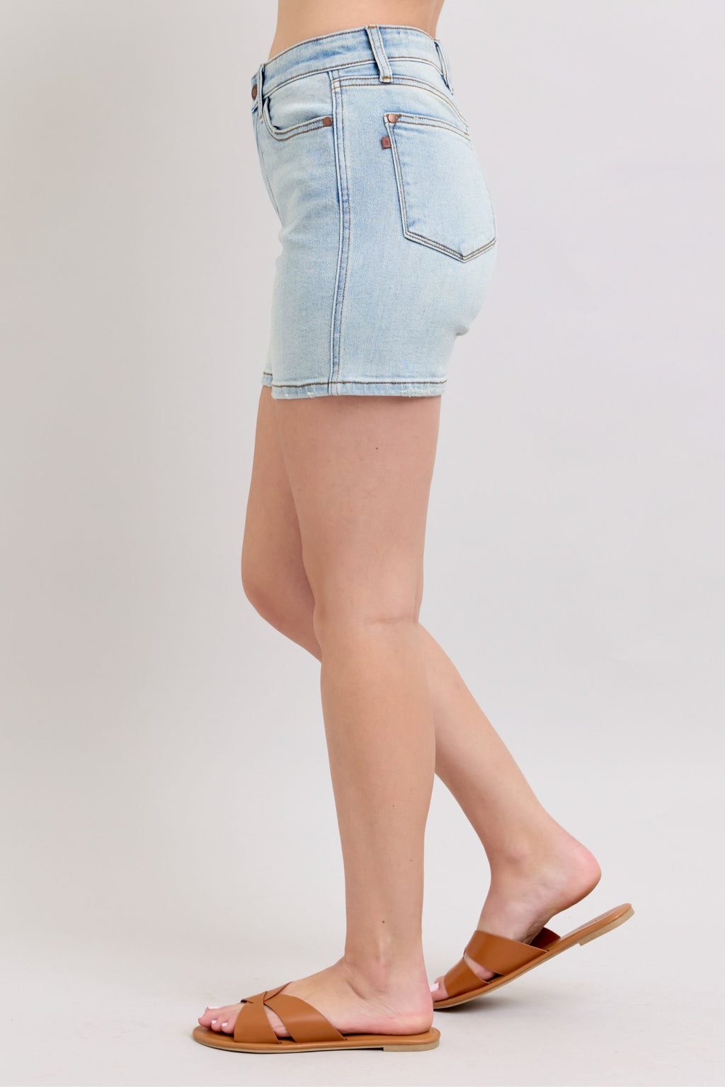 Judy Blue Denim Shorts 2 Buttons with Pockets Light Wash Plus Sizes 03731312-8b52-4c9e-93ac-38f25c2787c5-Max Trendsi