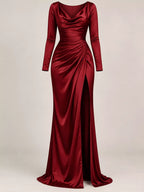 Burgunderrotes Satin-Abendkleid am Mannequin: Vollständige Länge, lange Ärmel und seitliche Schlitz-Struktur