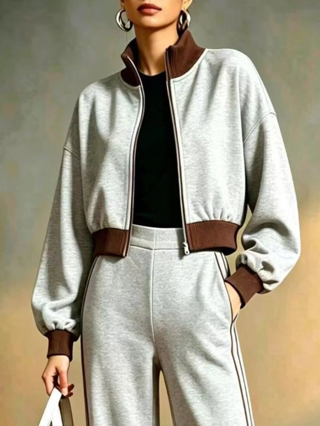Primer plano de chaqueta bomber gris claro destacando cuello alto y textura del tejido