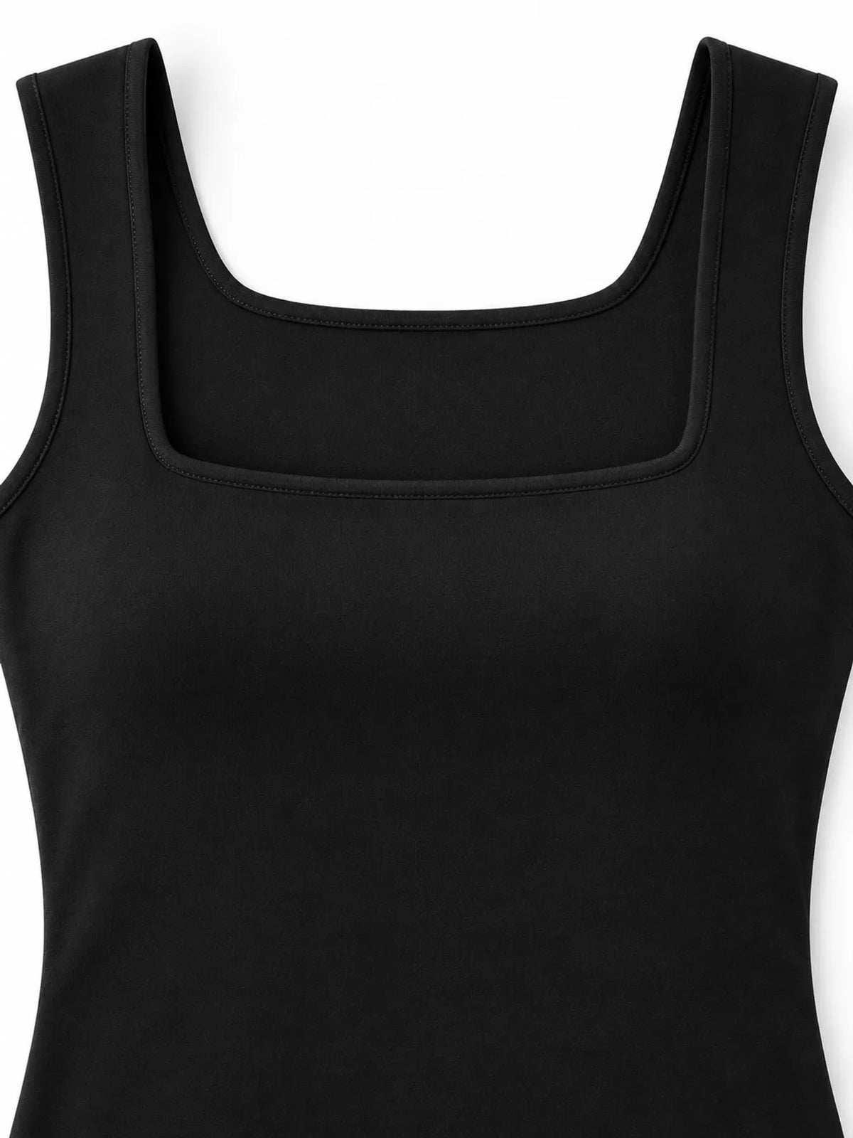 Primer plano del costura del tank negro en el borde del cuello cuadrado y textura de poliéster