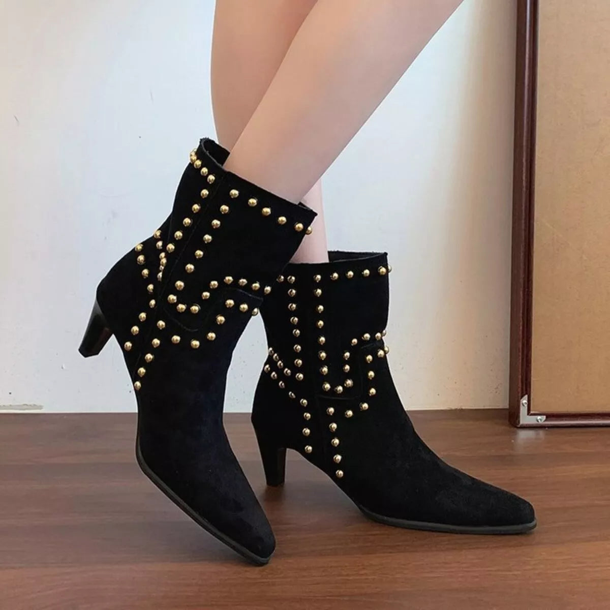 Women's Boots Pu Leather Suede Rivet Stud Point Toe Kitten Mid Heels Shoes Black 1236ca042d034e5eb202bae955a99b41-Max-Origin Trendsi