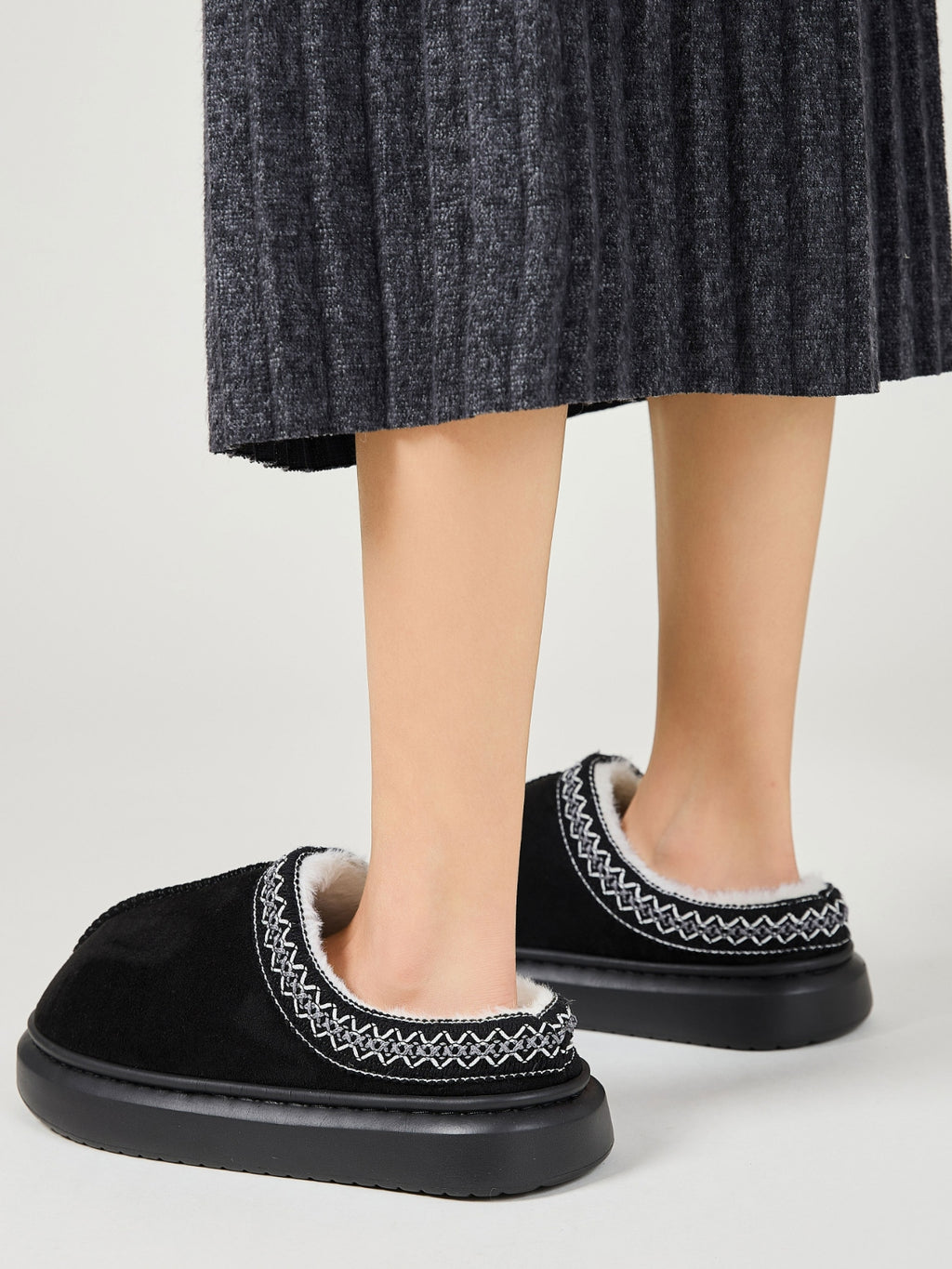 Suede Platform Slippers Faux Fur Lined Women Fashion Casual Rubber Shoes 13803ec2-7def-4c9e-85db-32b71fb5b854-Max Trendsi