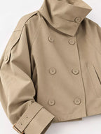 Detailaufnahme der oberen Brust der beigen Jacke, Polyester-Textur, Vierlochknöpfe und hoher Strukturkragen