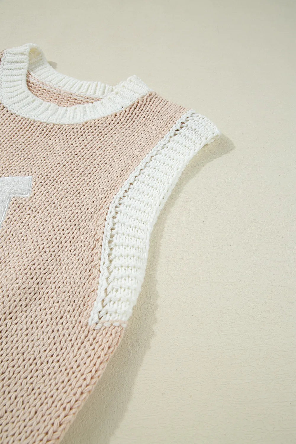 Knit Top Sleeveless Round Neck Horseshoe Contrast Sweater Vest 187f8fc0-049e-453f-aa7d-412b58d8075a-Max-Origin Trendsi