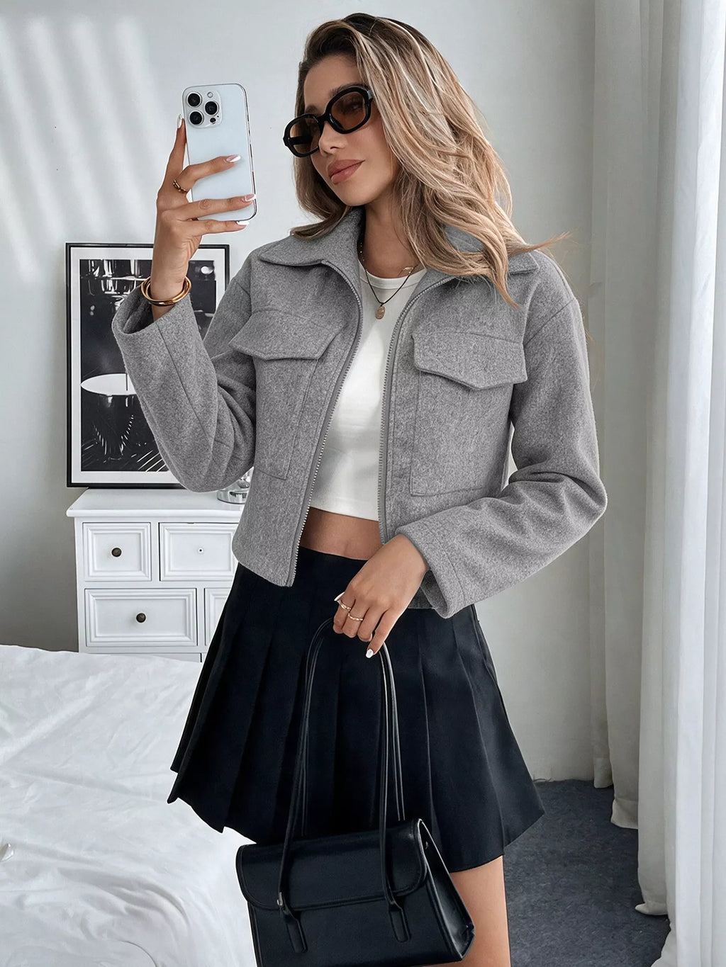Blonde Frau im Spiegel-Selfie trägt hellgraue Perfee Zip-Up Cropped Shacket mit Klappentaschen über weißem Top und schwarzem Rock