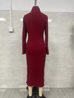 Vue arrière d'une robe pull tricotée côtelée bordeaux sur mannequin insistant sur les côtes verticales lisses et la coupe ajustée jusqu'aux hanches