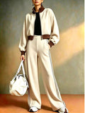 Modelo con conjunto de chándal acanalado contrastado crema, corte bomber y pantalones de pierna ancha