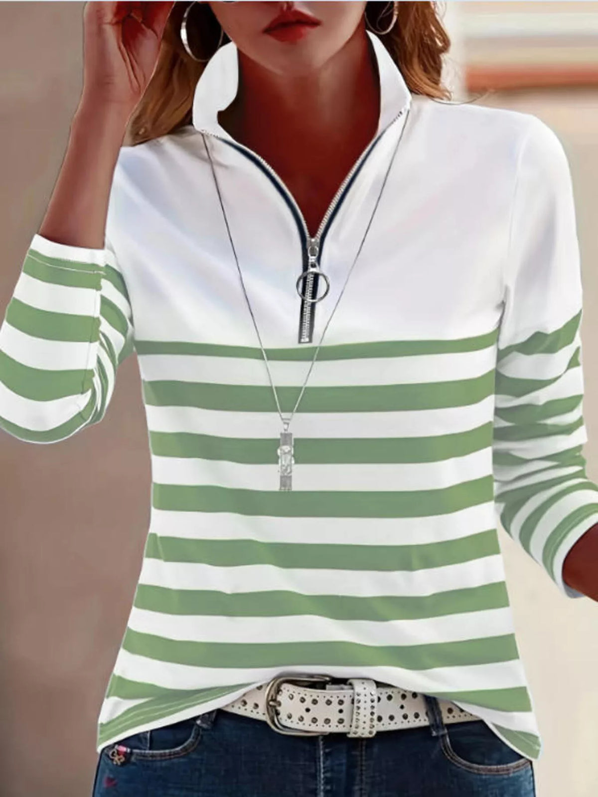 Model trägt sagegrün-weiß gestreites Quarter-Zip-Langarmshirt im Casual-Stil