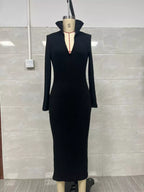 Vue de face d'une robe pull tricotée côtelée noire sur mannequin avec profond décolleté en V, col montant haut et manches longues