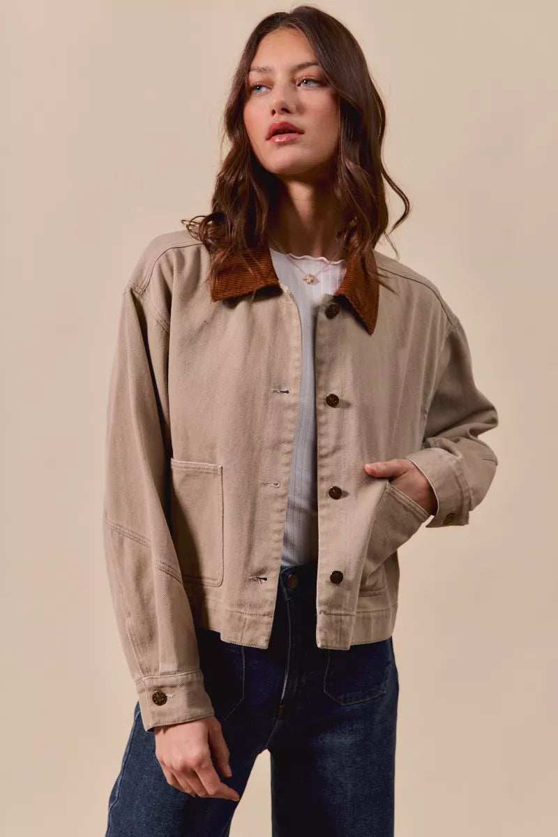SO ME Womens Cropped Barn Jacket Cotton Twill Taupe wtih Collar and Pockets 34f35de9bd454e2a81157abd41329b94-Max-Origin Trendsi