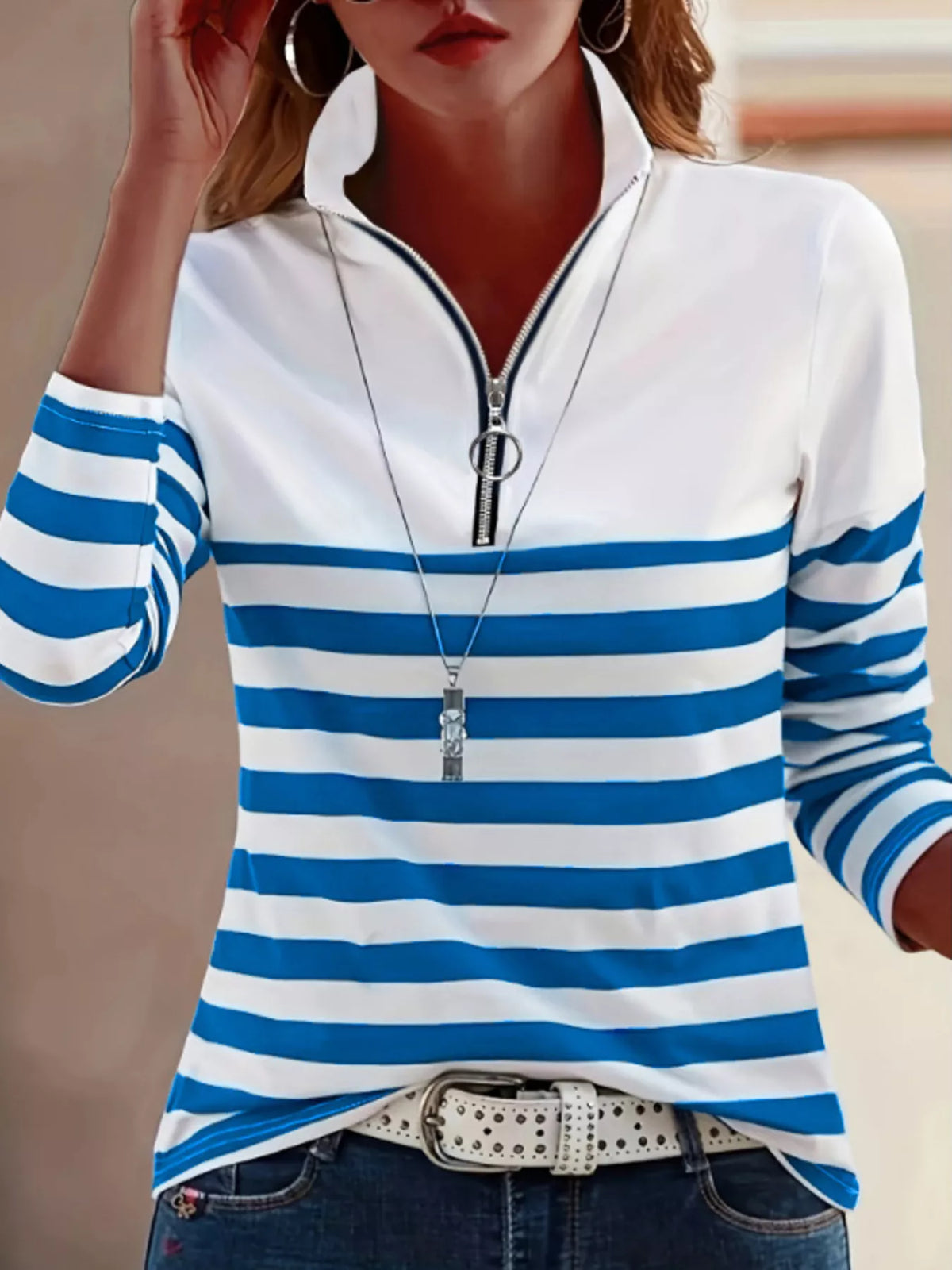 Vorderansicht blau-weiß gestreitem Quarter-Zip-Top mit Dreiviertelärmeln