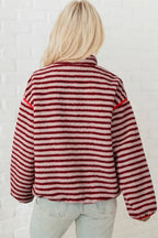 Vista trasera de sudadera fuzzy a rayas: hombro caído y ribete rojo contraste en mangas