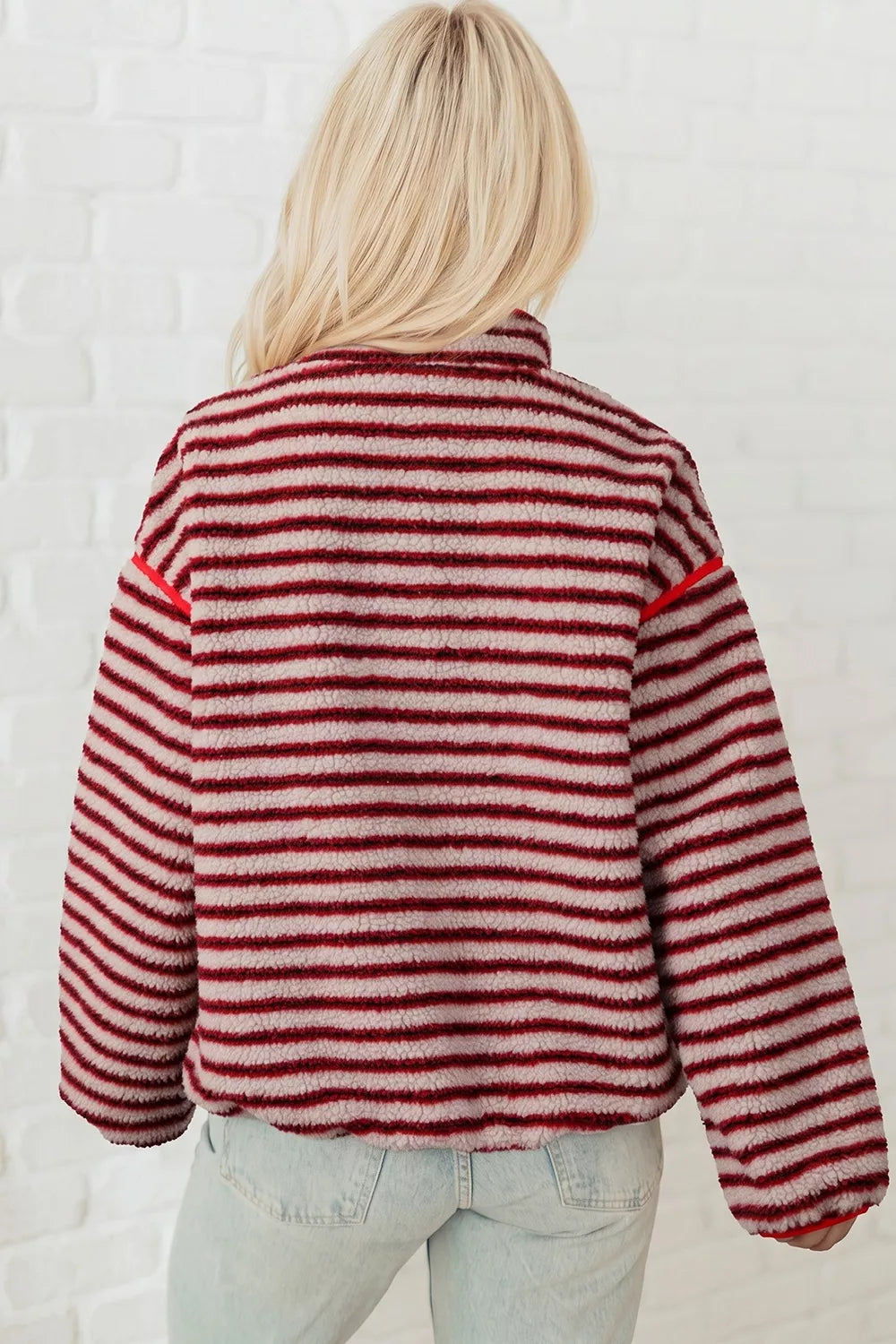 Vista trasera de sudadera fuzzy a rayas: hombro caído y ribete rojo contraste en mangas