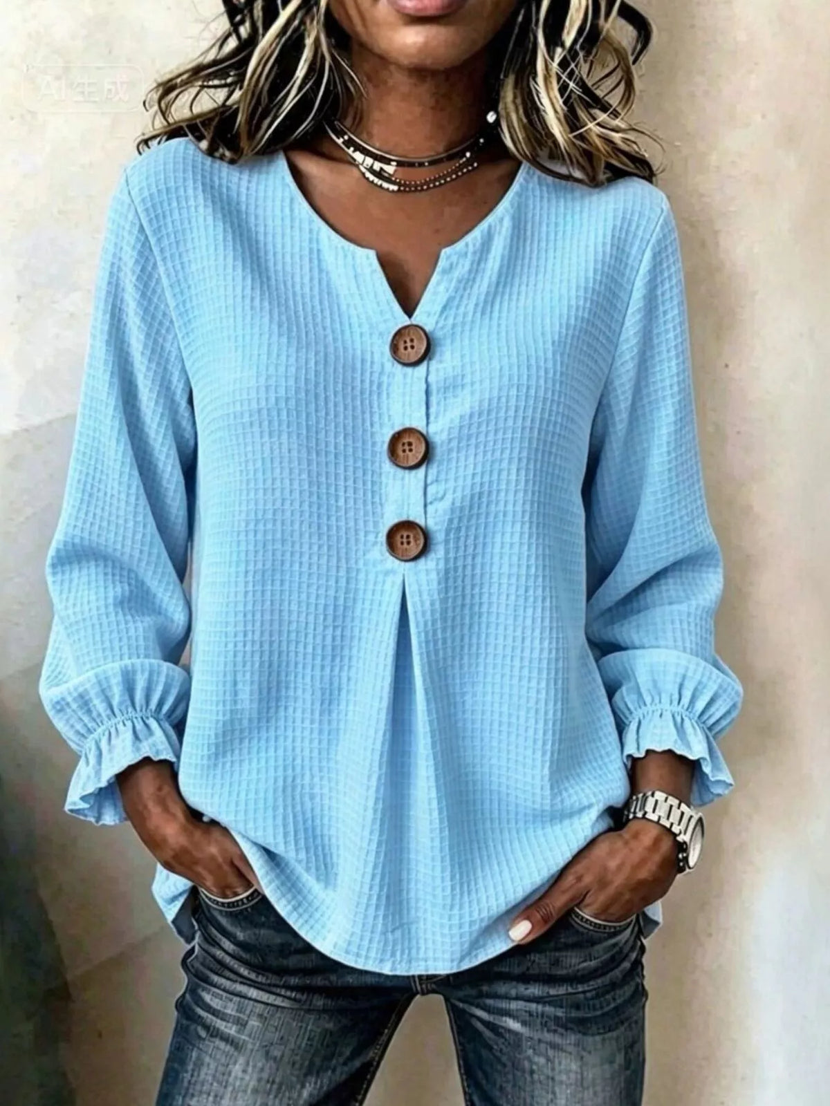 Hellblaue Waffelstrick-Bluse mit elastischen Rüschenmanschetten und Jeans
