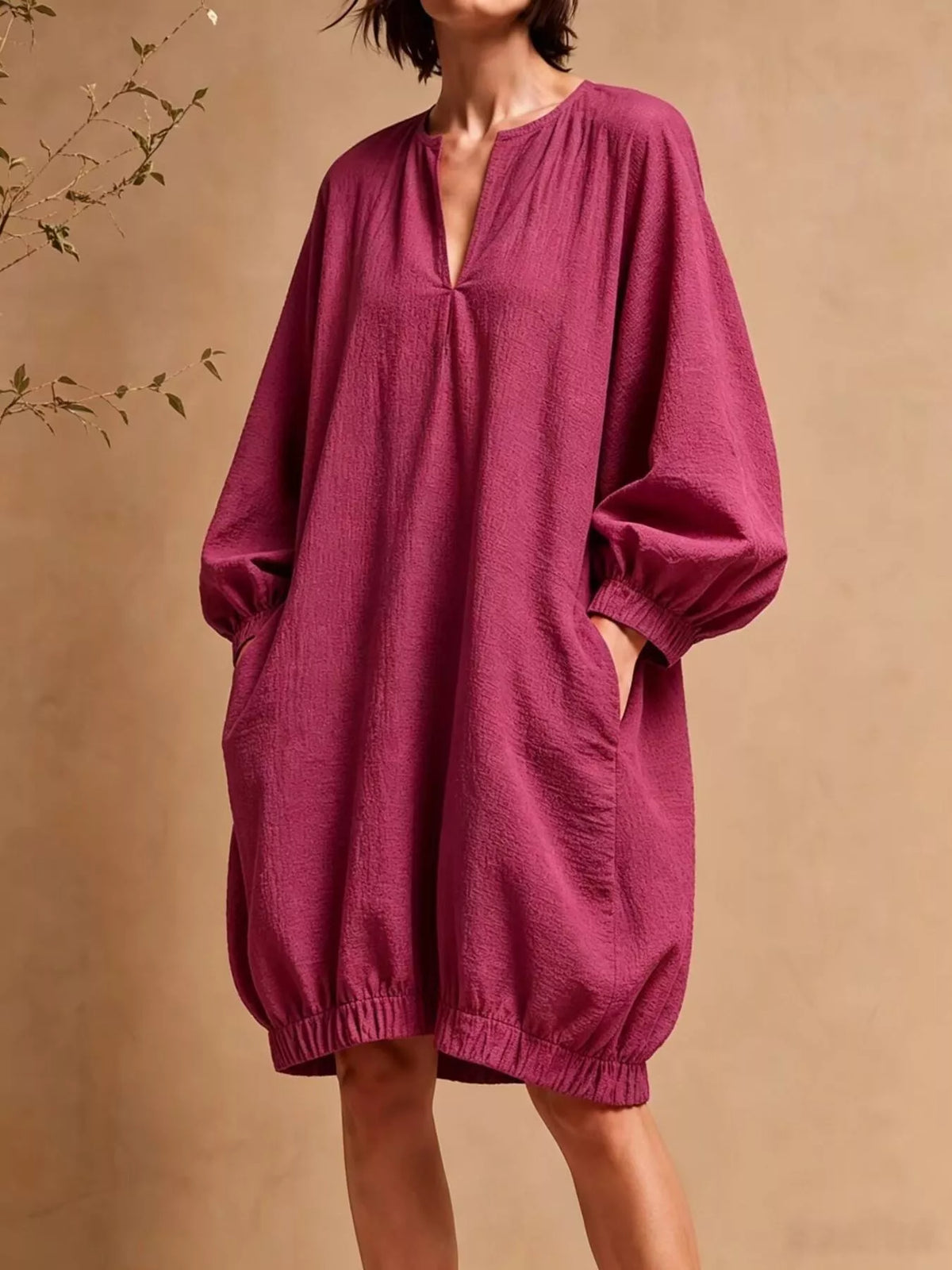 Vista frontal completa del vestido mini magenta con ajuste suelto en forma A y mangas globo extra grandes