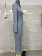 Profil latéral d'une robe tricotée côtelée bleu-gris clair sur mannequin illustrant l'ajustement épousant le corps et le détail du col haut