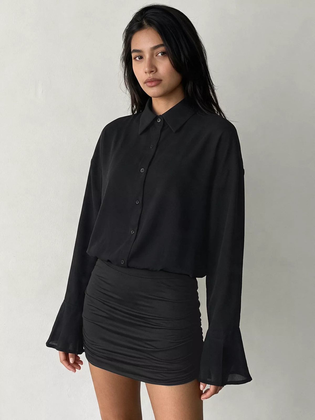 Robe-shirt noire classique : col, corsage ample et poignets évasés contrastant avec la juane ajustée