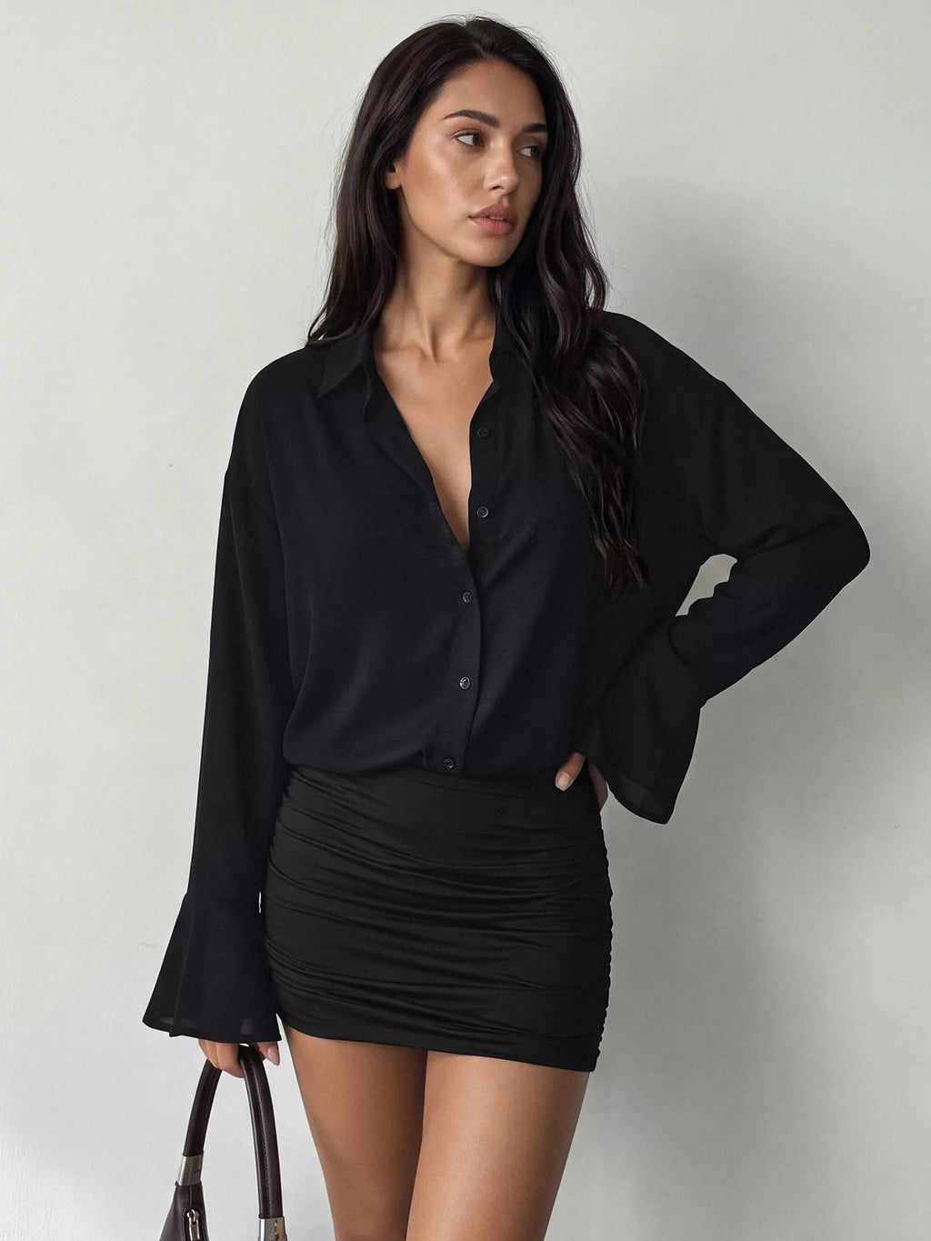Vue latérale robe noire : volans cloche et fronces horizontales sur juane stretch