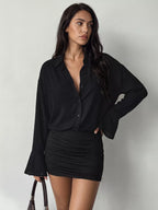 Vue latérale robe noire : volans cloche et fronces horizontales sur juane stretch