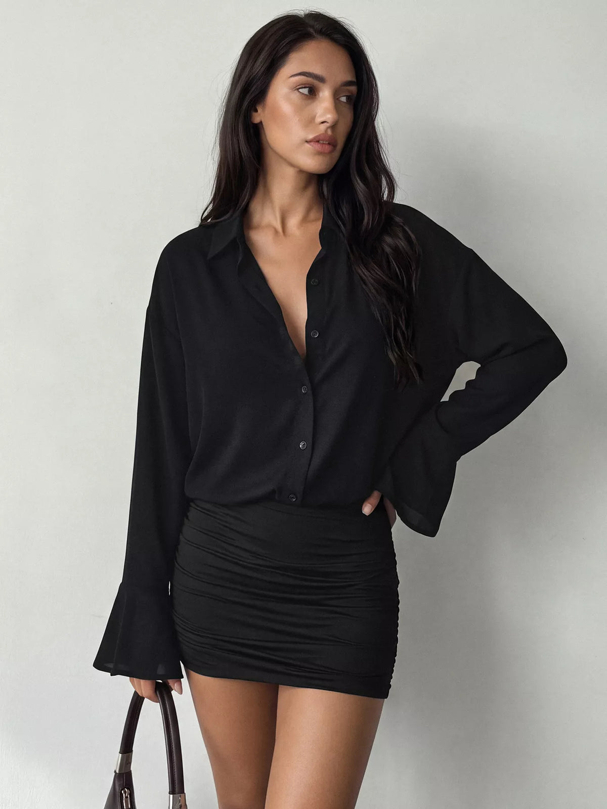 Vue latérale robe noire : volans cloche et fronces horizontales sur juane stretch
