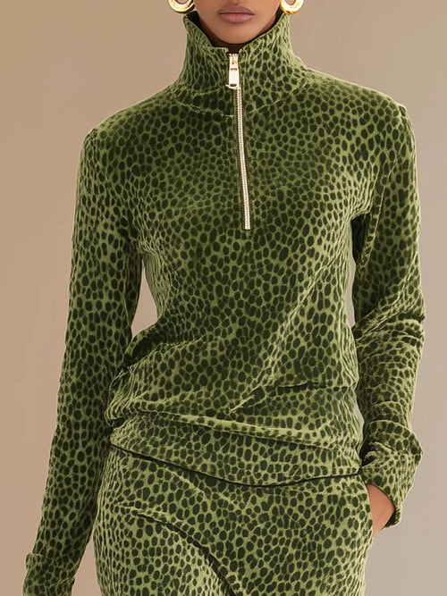 Nahaufnahme des plüschigen olivgrünen Velours mit Leopardenmuster und goldfarbenem Viertelreißverschluss am Mock-Neck