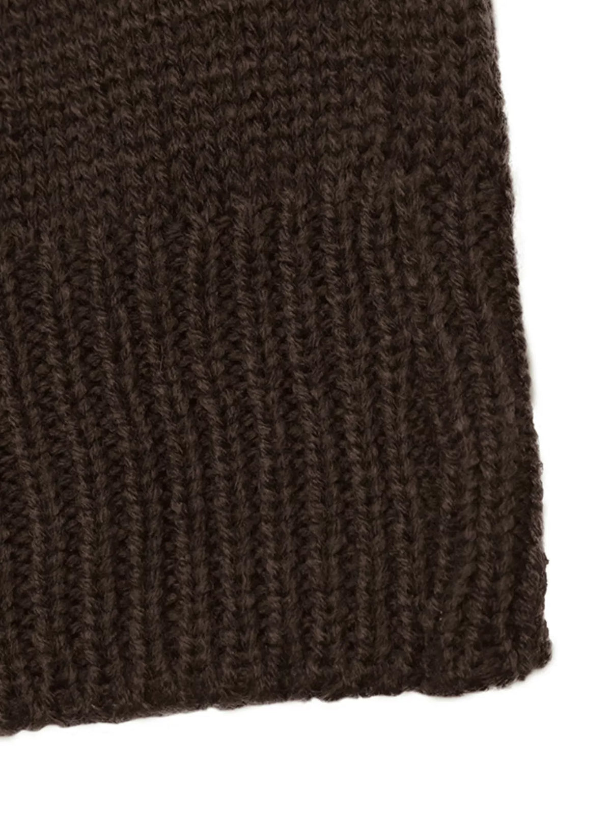 Detaillierte Ansicht des Saums: gleichmäßiges vertikales Rippstrickmuster und sauber verarbeitete Kante des dunkelbraunen Stoffes