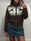 Braune Strickjacke mit hohem Mock-Neck, gerippten Bündchen und Pferdemotiv auf der Brust, kombiniert mit einem Denim-Rock