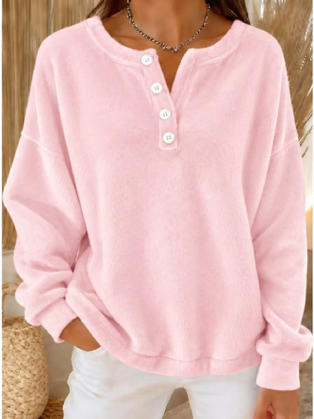 Sweat henley rose clair de Kiki avec boutons blancs et coupe oversize porté par mannequin