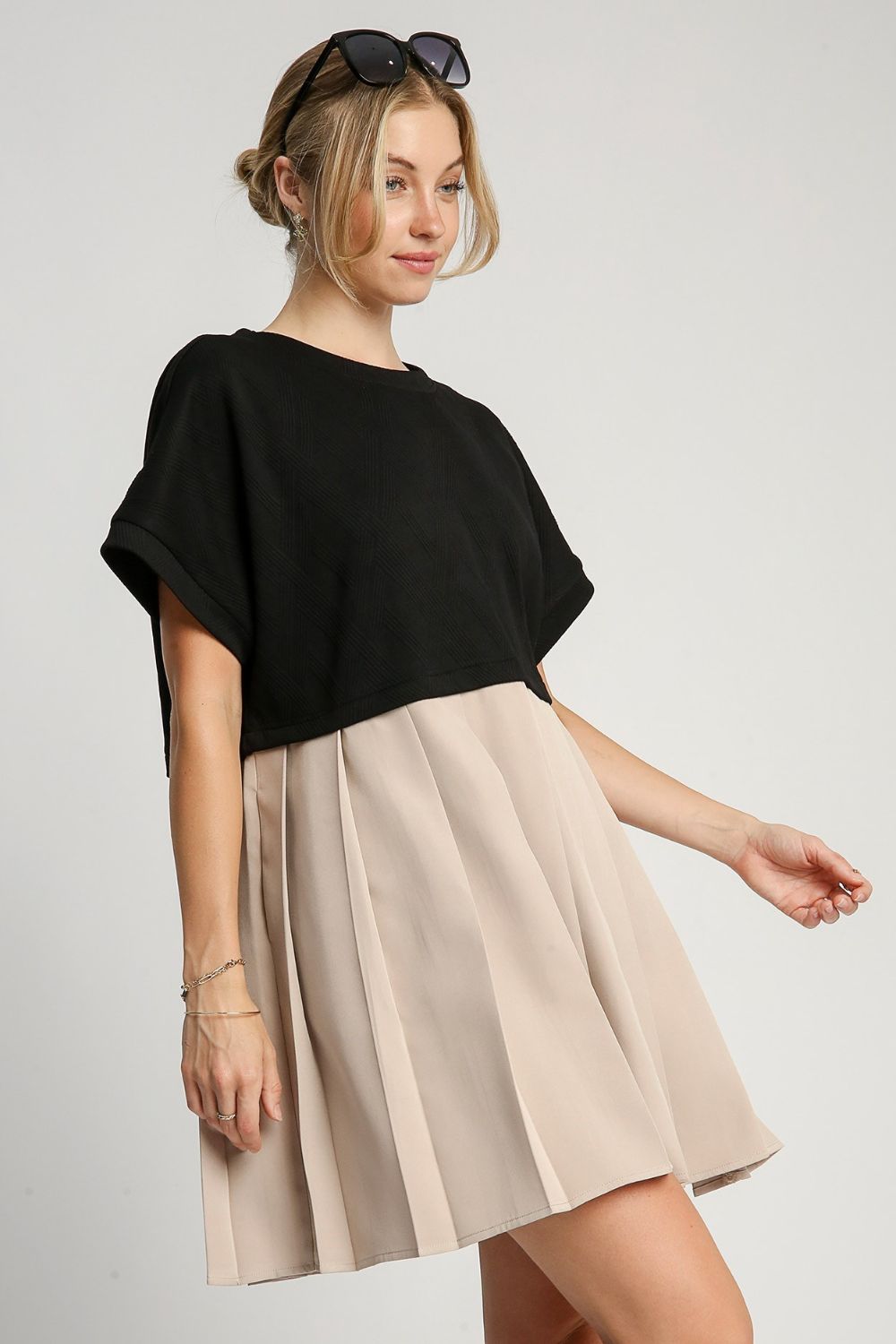 Umgee Pleated Dress Round Neck with Side Pockets Short Sleeve Ruched 5b4f5b9c-f1e6-45e8-8ce4-cf12866e5e76-Max Trendsi