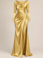 Schimmerndes goldenes Satin-Abendkleid mit langen Ärmeln, Cowl-Ausschnitt und vorderem Hochschnitt auf hellem Hintergrund
