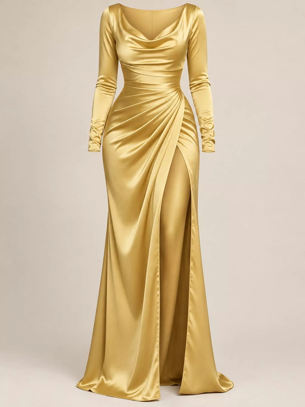Schimmerndes goldenes Satin-Abendkleid mit langen Ärmeln, Cowl-Ausschnitt und vorderem Hochschnitt auf hellem Hintergrund