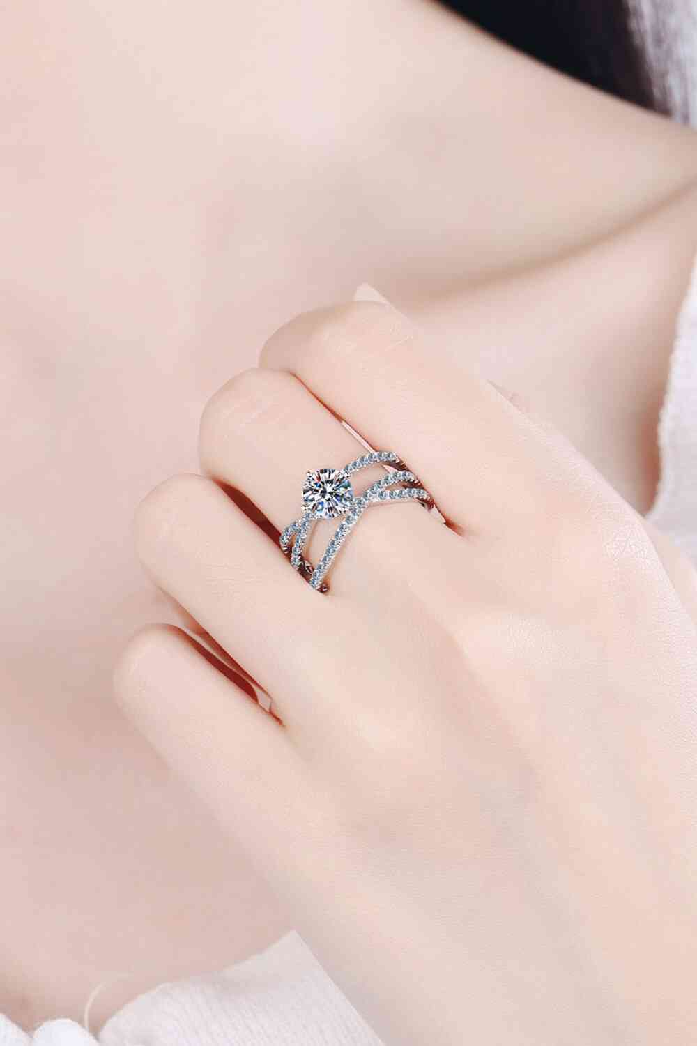Crisscross Ring 1 Carat Moissanite in Sterling Silver 6034ff52cefb44658250416b9cca029a-Min Trendsi