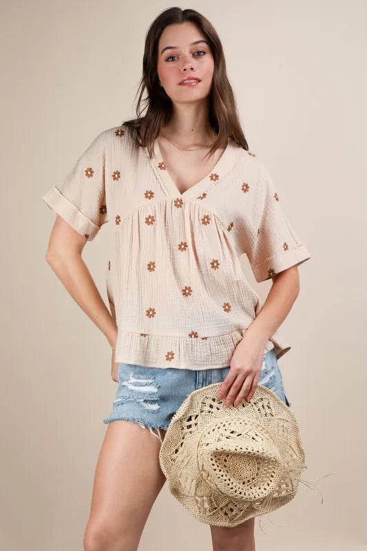 VERY J Woven Blouse Flower Embroidered Natural Beige Short Sleeve 622ed9b1556c47909ffe01ff633d3c20-Max-Origin Trendsi