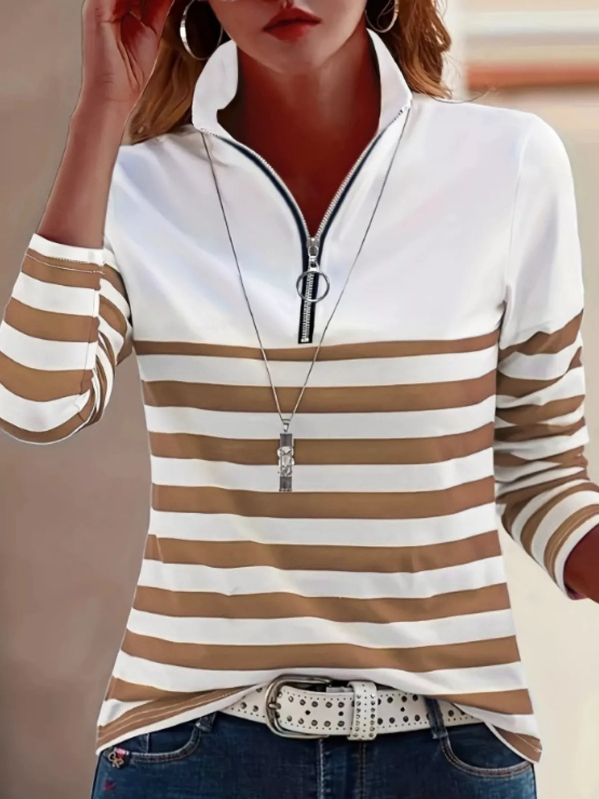 Braun-weiß gestreites Quarter-Zip-Shirt, stilvoll mit Accessoires und Jeans kombiniert