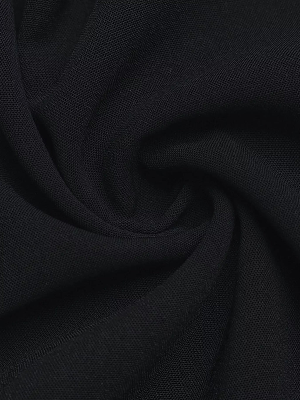 Gros plan texture tissu polyester noir révélant trame fine respirante type maille