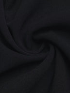 Gros plan texture tissu polyester noir révélant trame fine respirante type maille