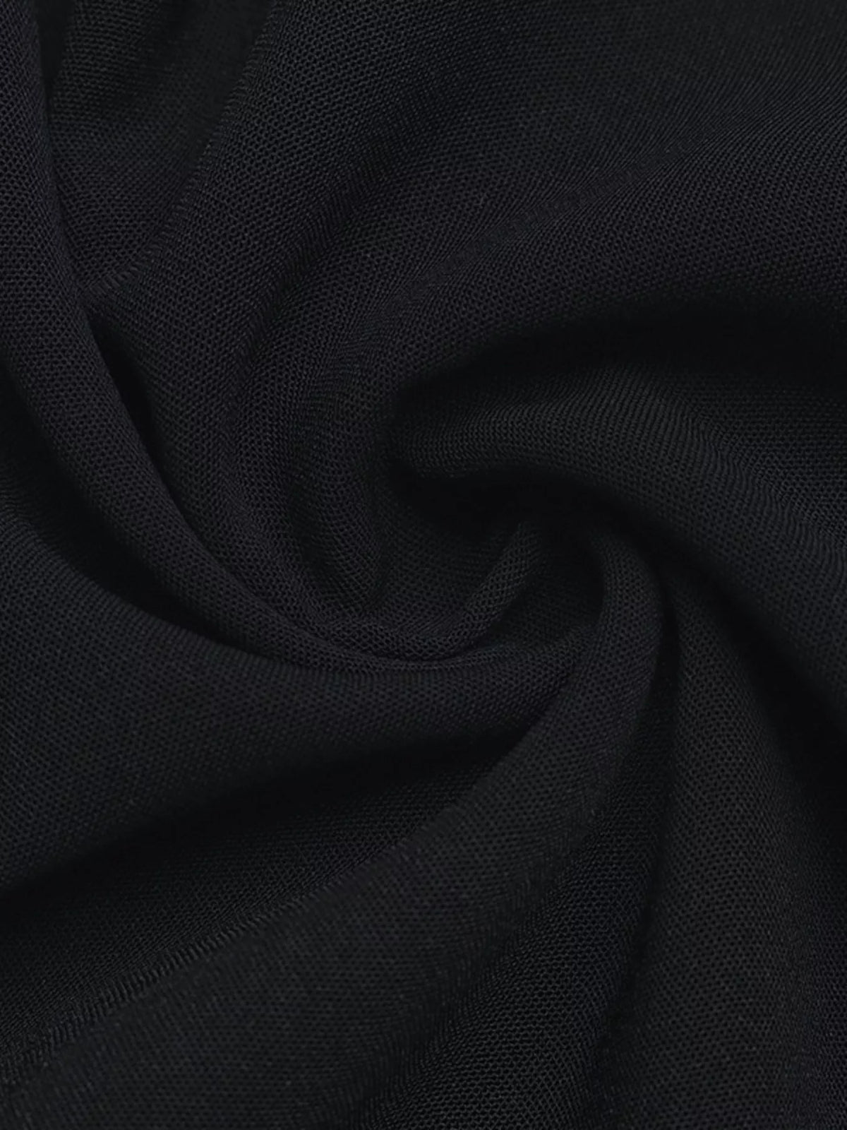 Gros plan texture tissu polyester noir révélant trame fine respirante type maille
