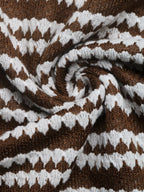 Extrem-Nahaufnahme des gewellten braun-weiß Polyester-Elastan-Gemischstoffs, betont weiche, dehnbare Strickmaschen