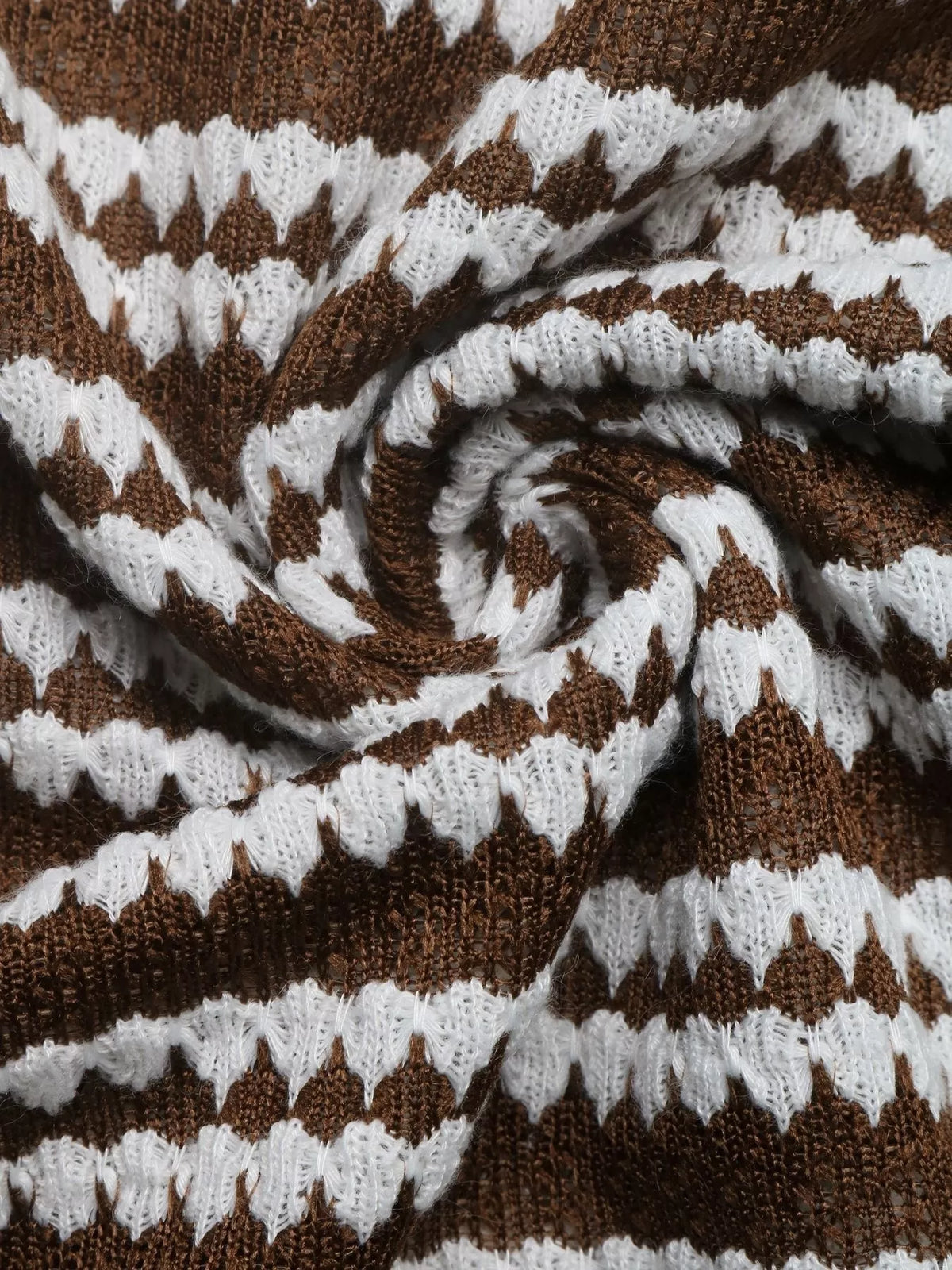Extrem-Nahaufnahme des gewellten braun-weiß Polyester-Elastan-Gemischstoffs, betont weiche, dehnbare Strickmaschen