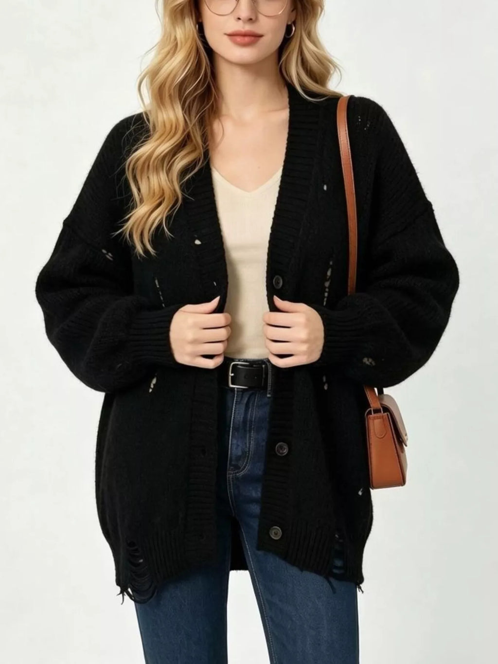 Vorderansicht schwarzer Polyester-Cardigan mit Knopfleiste hebt V-Ausschnitt und flauschige Textur hervor