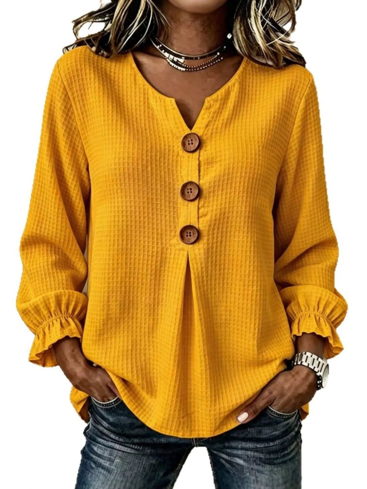 Senfgelbe Waffelstrick-Bluse mit langen Flatterärmeln und Jeans