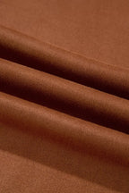 Makrotextur des weichen, glatten rostbraunen Stoffes in sanften Wellen, erdiger Farbton