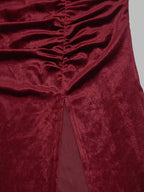 Gros plan sur la texture riche du velours bordeaux, les coutures froncées et le reflet doux du tissu polyester