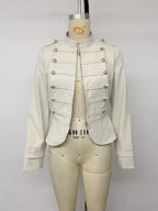Veste cropped couleur crème sur mannequin avec zip ouvert révélant les sangles de pression ton or