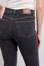 Judy Blue Black Slim Jeans Mid Rise Tummy Control 80a4959cf7e64e73b9bed1c47567c91a-Max-Origin Trendsi