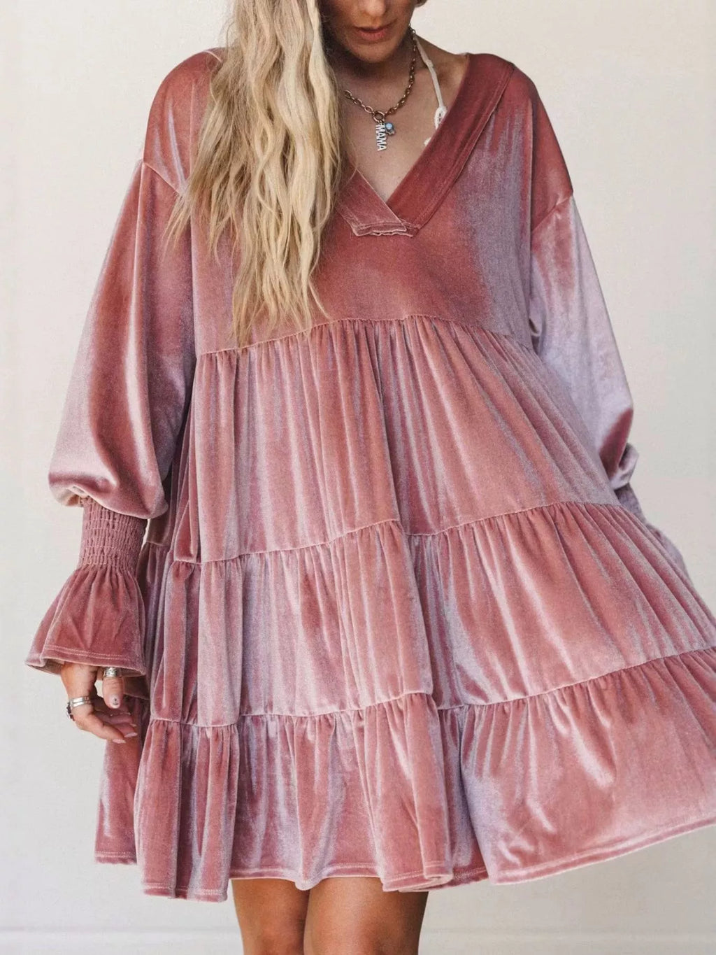 Mini dress in velluto rosa antico con scollo a V, bordi grezzi e maniche a palloncino elasticizzate su tessuto morbido