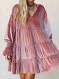 Mini dress in velluto rosa antico con scollo a V, bordi grezzi e maniche a palloncino elasticizzate su tessuto morbido