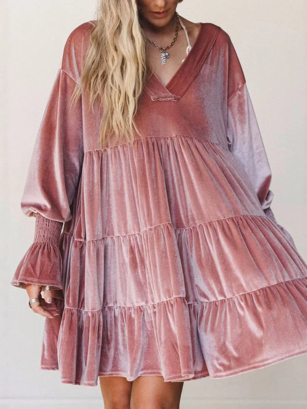 Mini dress in velluto rosa antico con scollo a V, bordi grezzi e maniche a palloncino elasticizzate su tessuto morbido