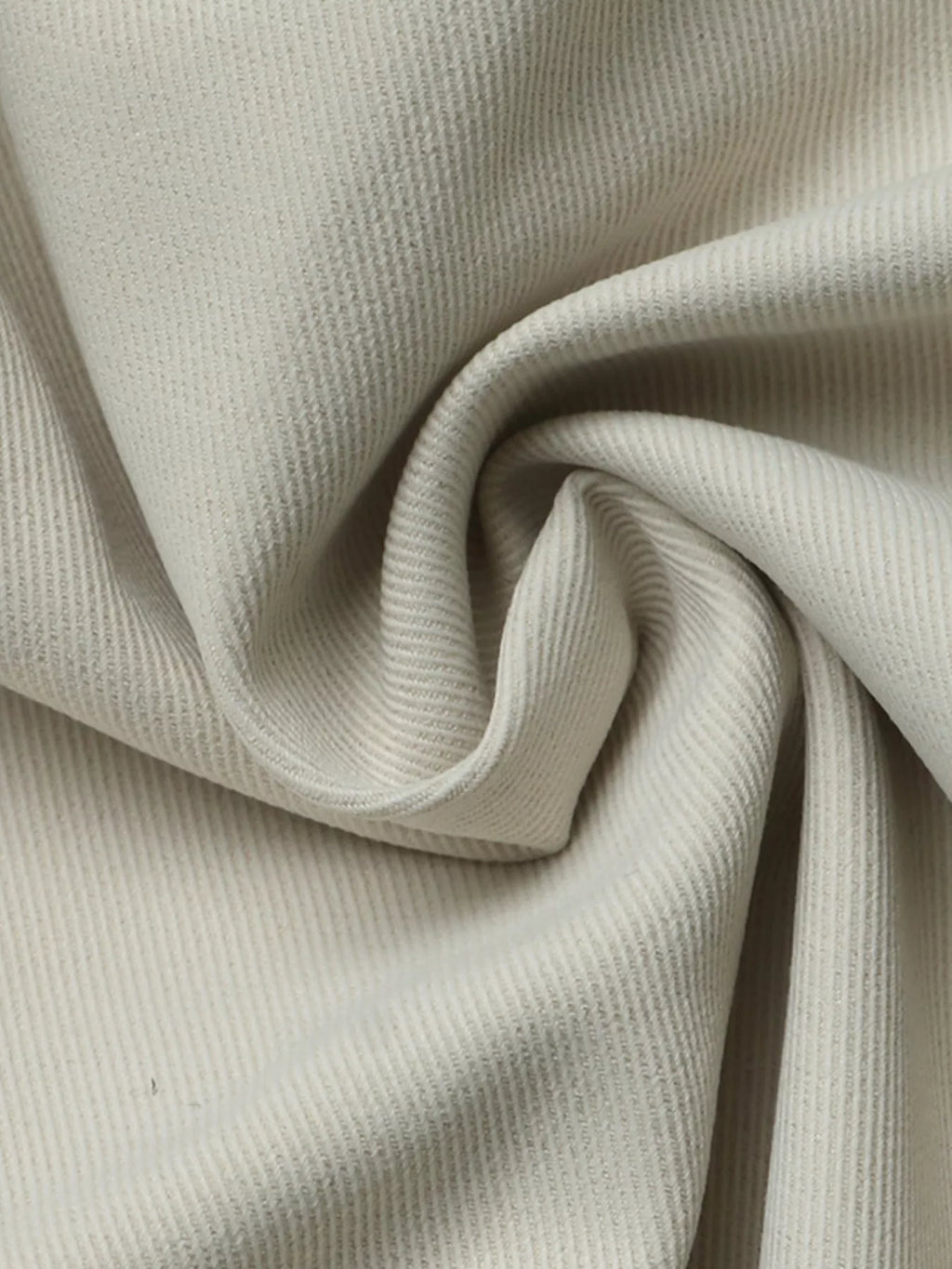 Gros plan extrême du motif tissé côtelé dans un échantillon de tissu polyester 100% beige clair