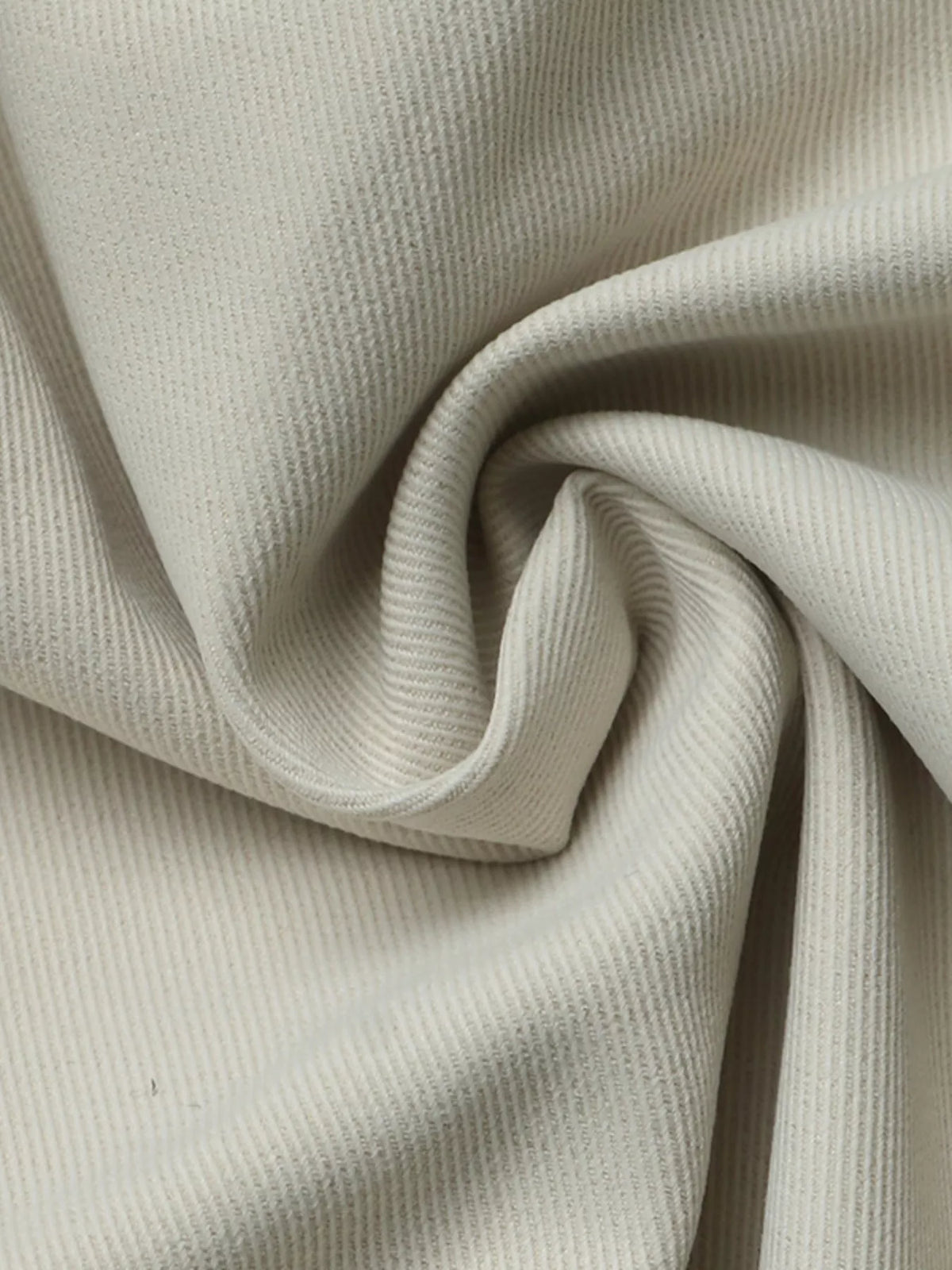Gros plan extrême du motif tissé côtelé dans un échantillon de tissu polyester 100% beige clair